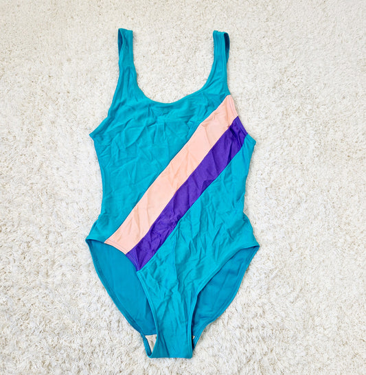 Einzigartiger und nachhaltiger Vintage Badeanzug in türkis-lachs-violett mit Streifen. Unique and sustainable vintage swimsuit in turquois-salmon-purple with stripes. Front.