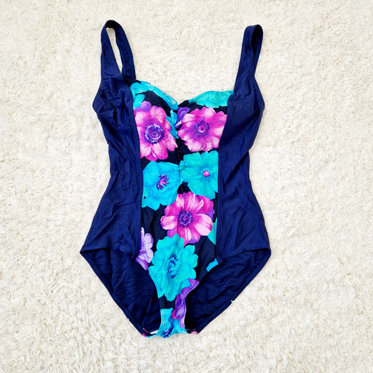 Einzigartiger und nachhaltiger Vintage Badeanzug in dunkelblau-violett-türkis mit Blumen. Unique and sustainable vintage swimsuit in darkblue-purple-turquois with flowers. Front. 