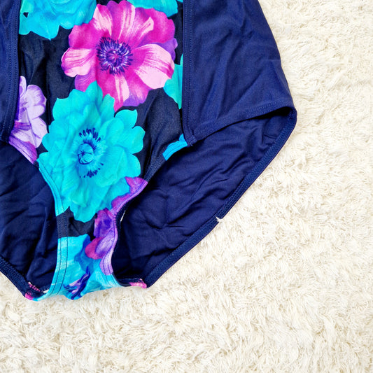 Einzigartiger und nachhaltiger Vintage Badeanzug in dunkelblau-violett-türkis mit Blumen. Unique and sustainable vintage swimsuit in darkblue-purple-turquois with flowers. Close-up.