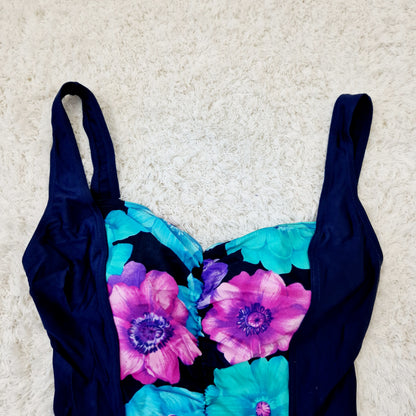 Einzigartiger und nachhaltiger Vintage Badeanzug in dunkelblau-violett-türkis mit Blumen. Unique and sustainable vintage swimsuit in darkblue-purple-turquois with flowers. Close-up 2.