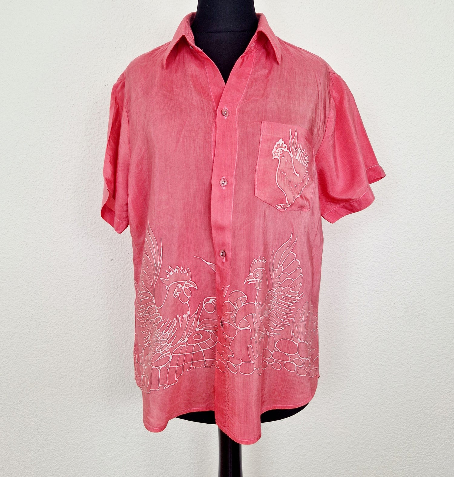 Einzigartige und nachhaltige Vintage Bluse, Kurzarm, in lachs-weiss mit Hühnern. Unique and sustainable vintage blouse, short sleeved, in salmon-white with chicken. Front.