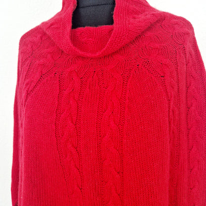 Einzigartiges und nachhaltiges Vintage Cape in rot. Unique and sustainable vintage cape in red. Close-up.