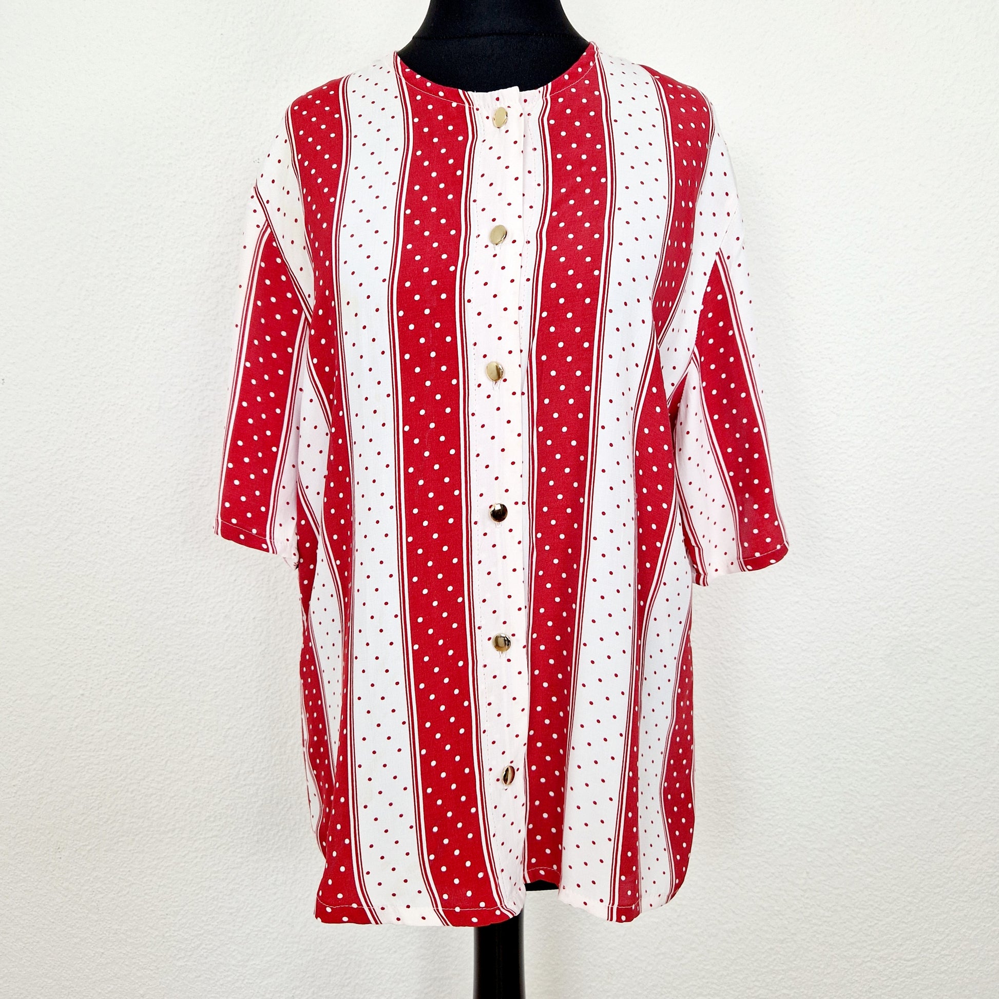 Einzigartige und nachhaltige Vintage Bluse, Kurzarm, in rot-weiss mit Streifen und Punkten. Unique and sustainable vintage blouse, short sleeved, in red-white with stripes and polka dots. Front.