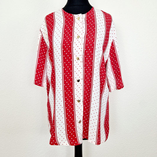 Einzigartige und nachhaltige Vintage Bluse, Kurzarm, in rot-weiss mit Streifen und Punkten. Unique and sustainable vintage blouse, short sleeved, in red-white with stripes and polka dots. Front.