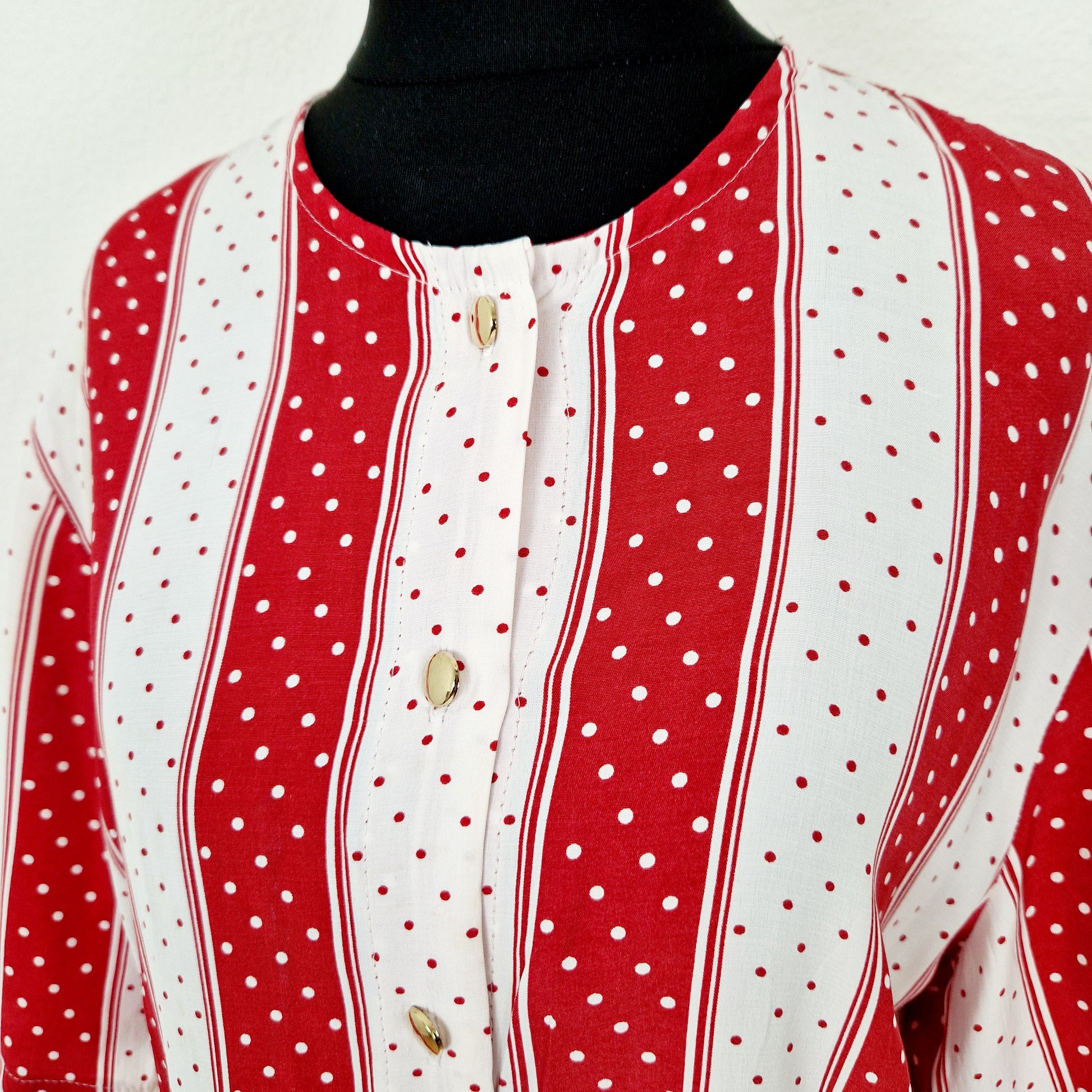 Einzigartige und nachhaltige Vintage Bluse, Kurzarm, in rot-weiss mit Streifen und Punkten. Unique and sustainable vintage blouse, short sleeved, in red-white with stripes and polka dots. Close-up.