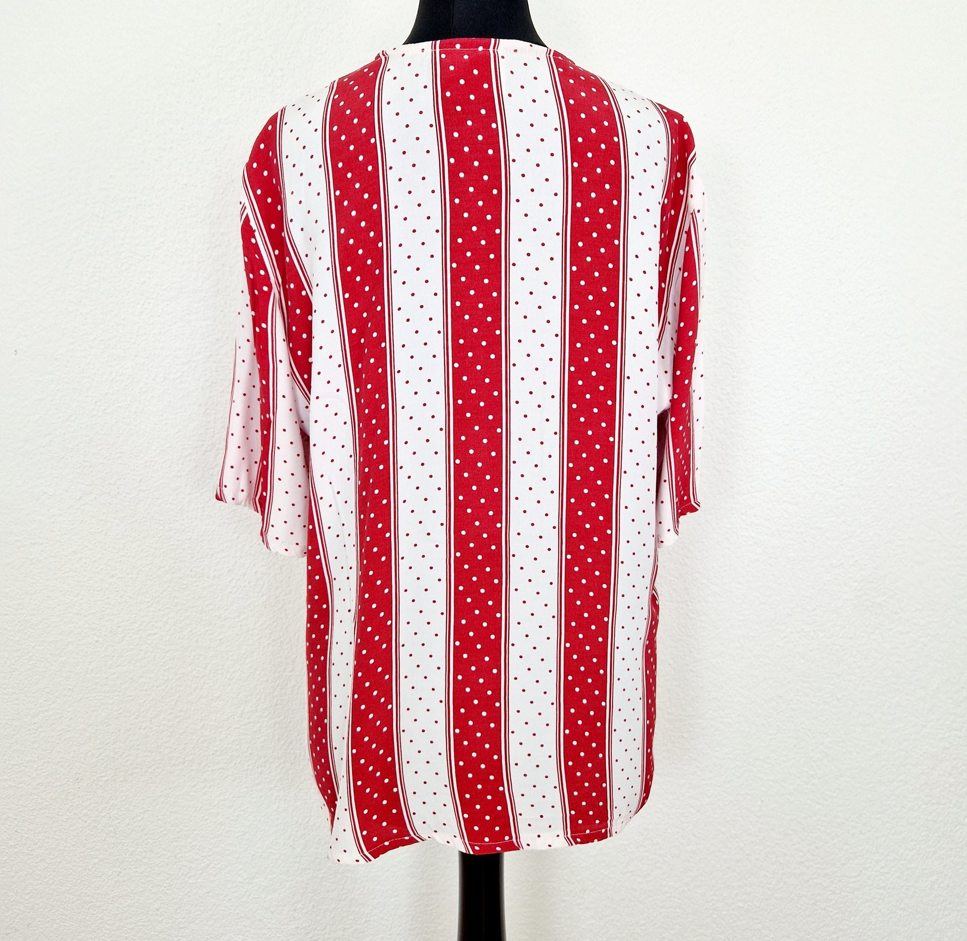 Einzigartige und nachhaltige Vintage Bluse, Kurzarm, in rot-weiss mit Streifen und Punkten. Unique and sustainable vintage blouse, short sleeved, in red-white with stripes and polka dots. Back.