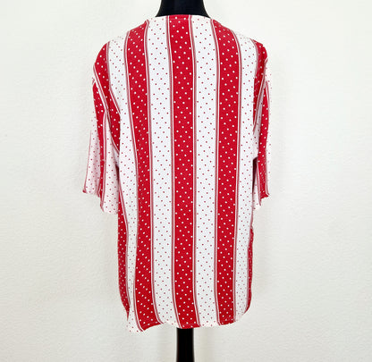 Einzigartige und nachhaltige Vintage Bluse, Kurzarm, in rot-weiss mit Streifen und Punkten. Unique and sustainable vintage blouse, short sleeved, in red-white with stripes and polka dots. Back.