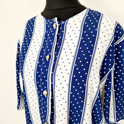 Einzigartige und nachhaltige Vintage Bluse, Kurzarm, in blau-weiss mit Streifen und Punkten. Unique and sustainable vintage blouse, short sleeved, in blue-white with stripes and polka dots. Close-up.
