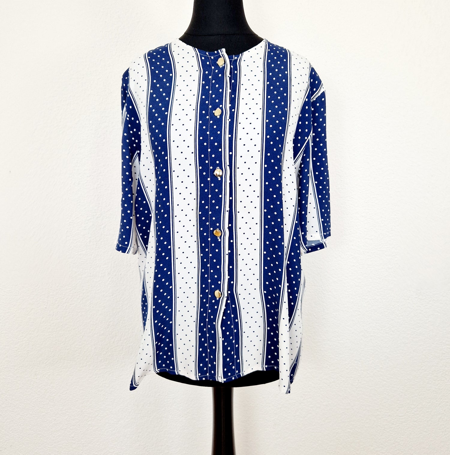 Einzigartige und nachhaltige Vintage Bluse, Kurzarm, in blau-weiss mit Streifen und Punkten. Unique and sustainable vintage blouse, short sleeved, in blue-white with stripes and polka dots. Front. 
