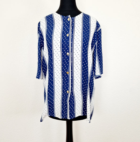 Einzigartige und nachhaltige Vintage Bluse, Kurzarm, in blau-weiss mit Streifen und Punkten. Unique and sustainable vintage blouse, short sleeved, in blue-white with stripes and polka dots. Front. 
