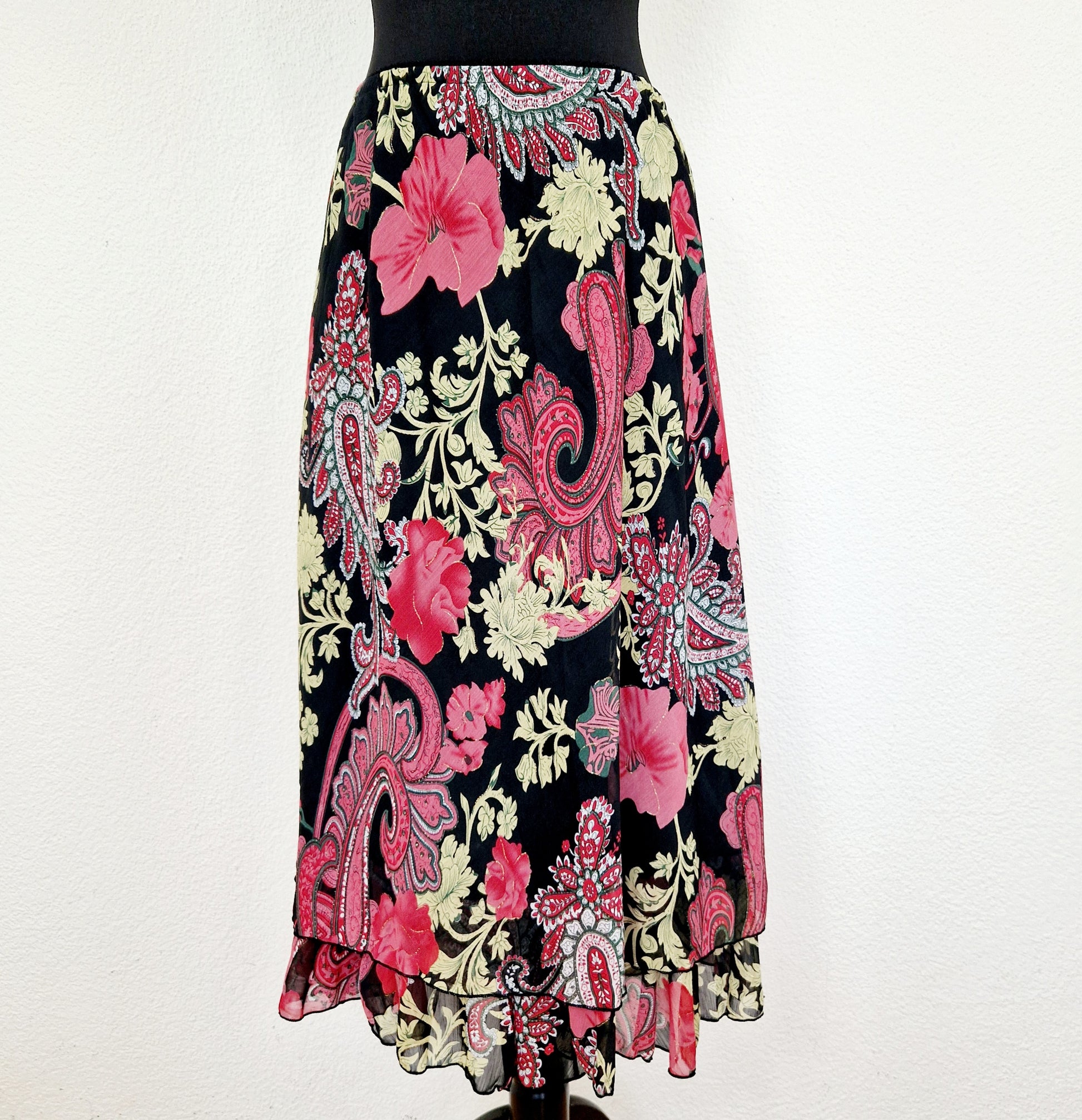 Einzigartiger und nachhaltiger Vintage Rock in schwarz-pink-gelb mit Blumen und Paisley. Unique and sustainable vintage skirt in black-pink-yellow with flowers and paisley. Front.
