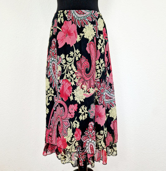 Einzigartiger und nachhaltiger Vintage Rock in schwarz-pink-gelb mit Blumen und Paisley. Unique and sustainable vintage skirt in black-pink-yellow with flowers and paisley. Front.