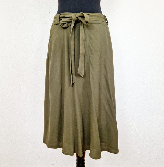 Einzigartiger und nachhaltiger Vintage Rock in oliv mit Gürtel. Unique and sustainable vintage skirt in oliv with belt. Front.