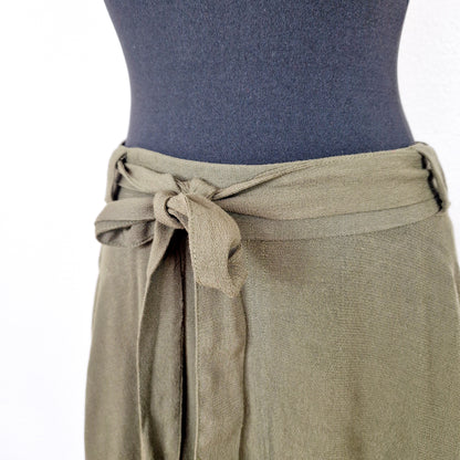 Einzigartiger und nachhaltiger Vintage Rock in oliv mit Gürtel. Unique and sustainable vintage skirt in oliv with belt. Close-up.