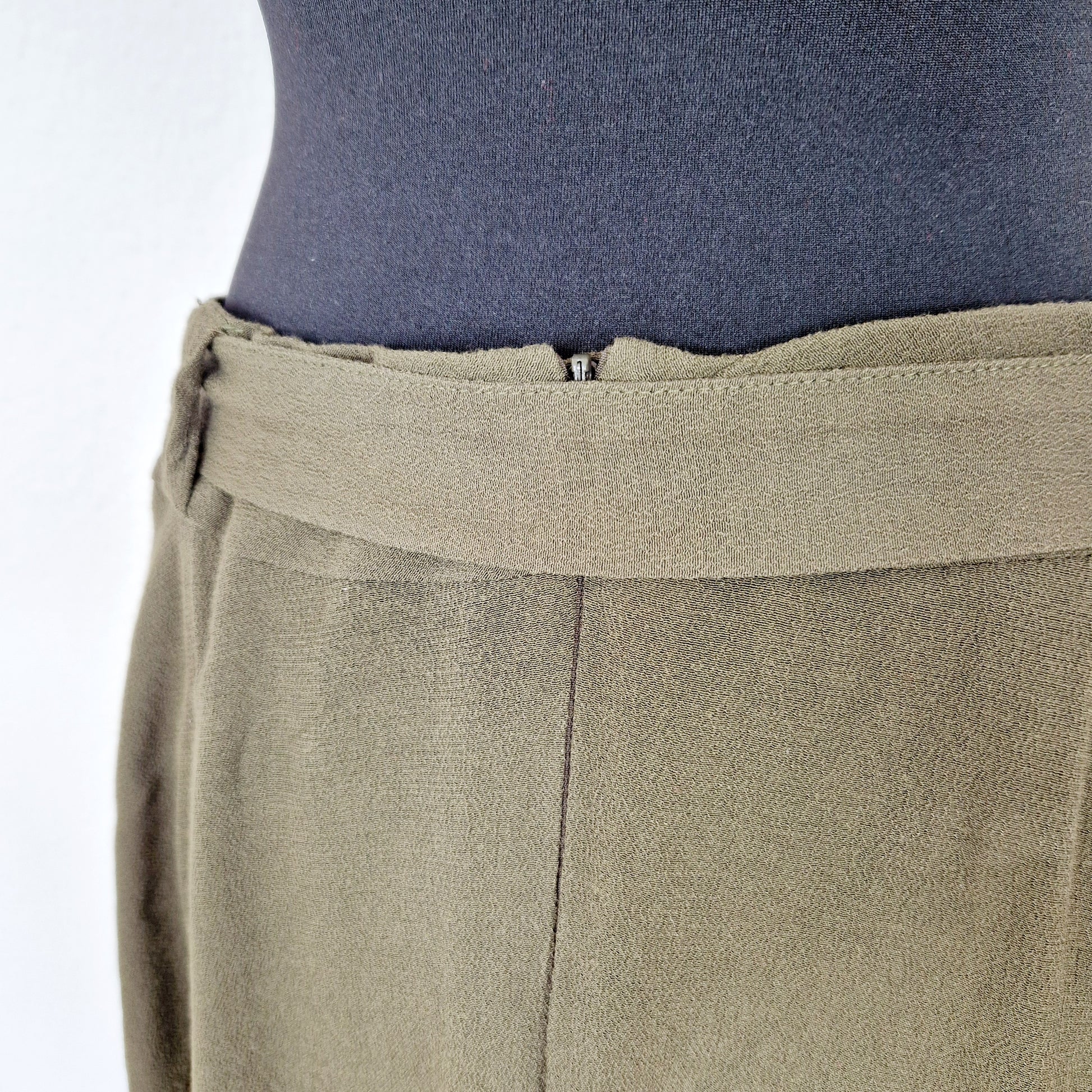 Einzigartiger und nachhaltiger Vintage Rock in oliv mit Gürtel. Unique and sustainable vintage skirt in oliv with belt. Back.