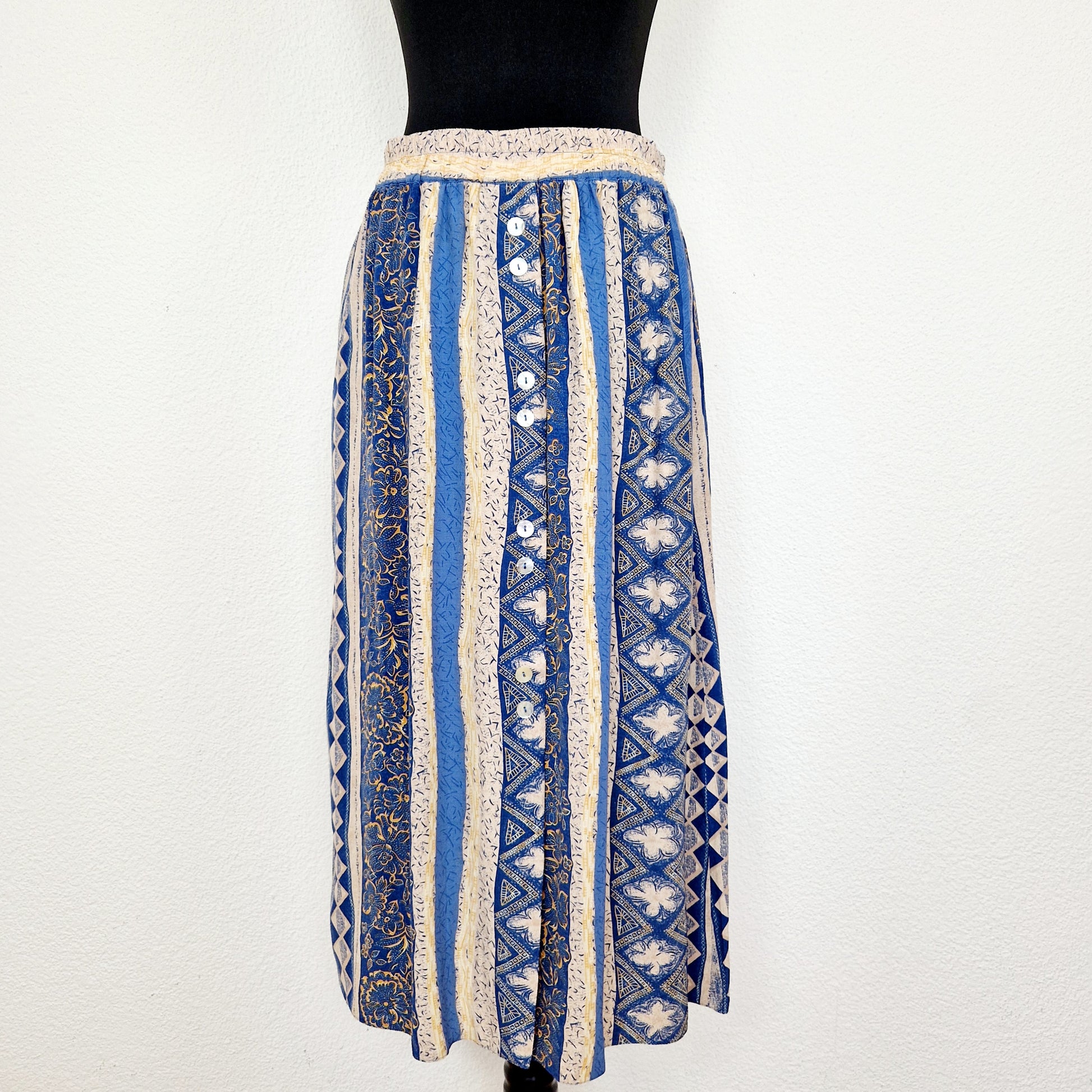 Einzigartiger und nachhaltiger Vintage Rock in sand-blau-senfgelb mit Streifen und Blumen. Unique and sustainable vintage skirt in sand-blue-mustard yellow with stripes and flowers. Front. 
