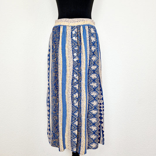 Einzigartiger und nachhaltiger Vintage Rock in sand-blau-senfgelb mit Streifen und Blumen. Unique and sustainable vintage skirt in sand-blue-mustard yellow with stripes and flowers. Front. 