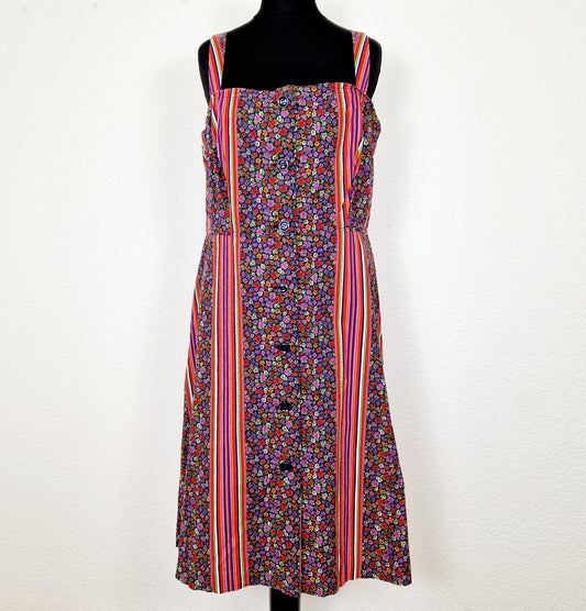 Einzigartiges und nachhaltiges Vintage Kleid, Träger, in violett-grün-orange, mit Blumen und Streifen. Unique and sustainable vintage dress, straps, in purple-green-orange, with flowers and stripes. Front.