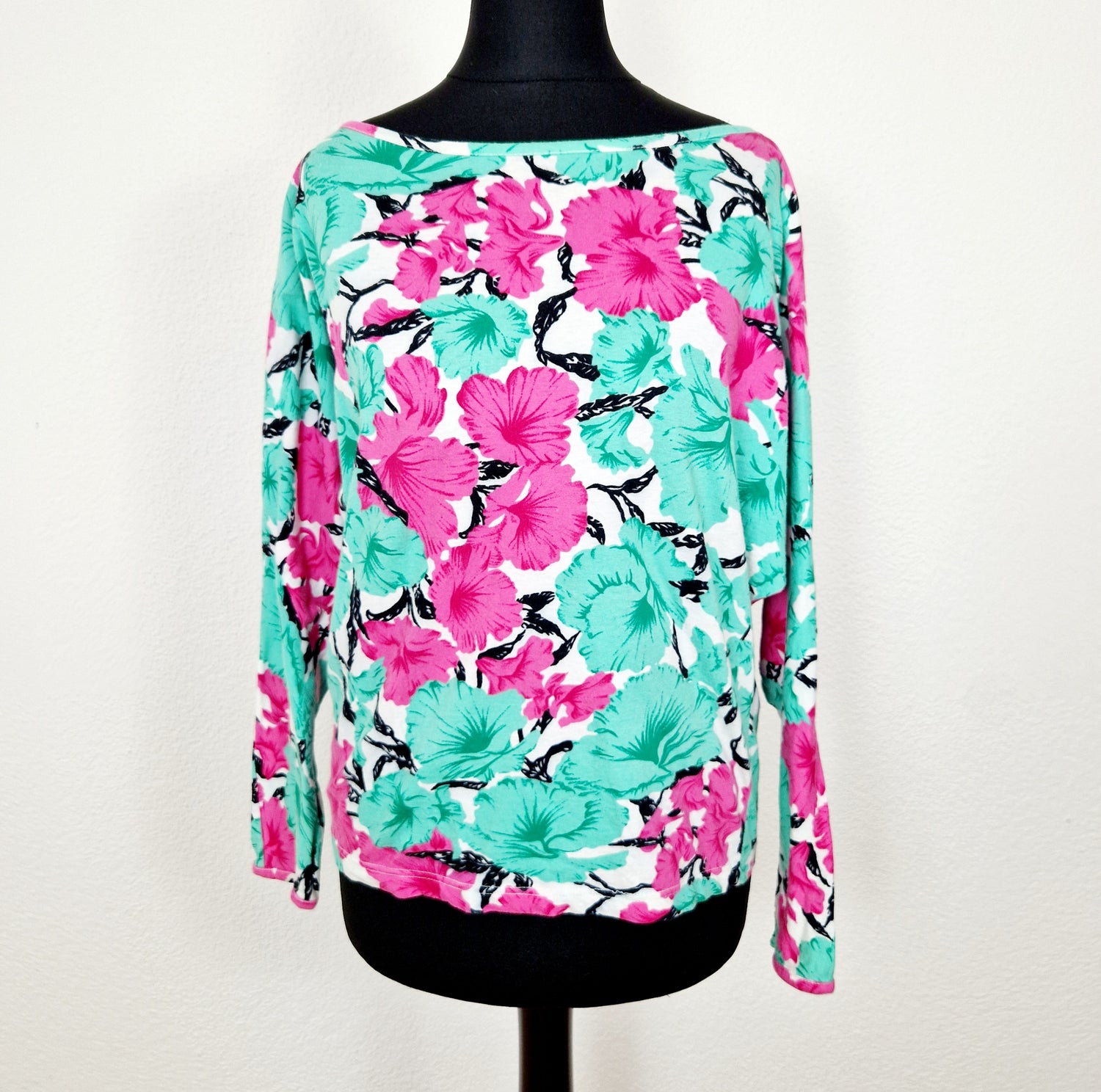 Einzigartiges und nachhaltiges Vintage Shirt in grün-pink-weiss mit Blumen. Unique and sustainable vintage shirt in green-pink-white with flowers. Front.