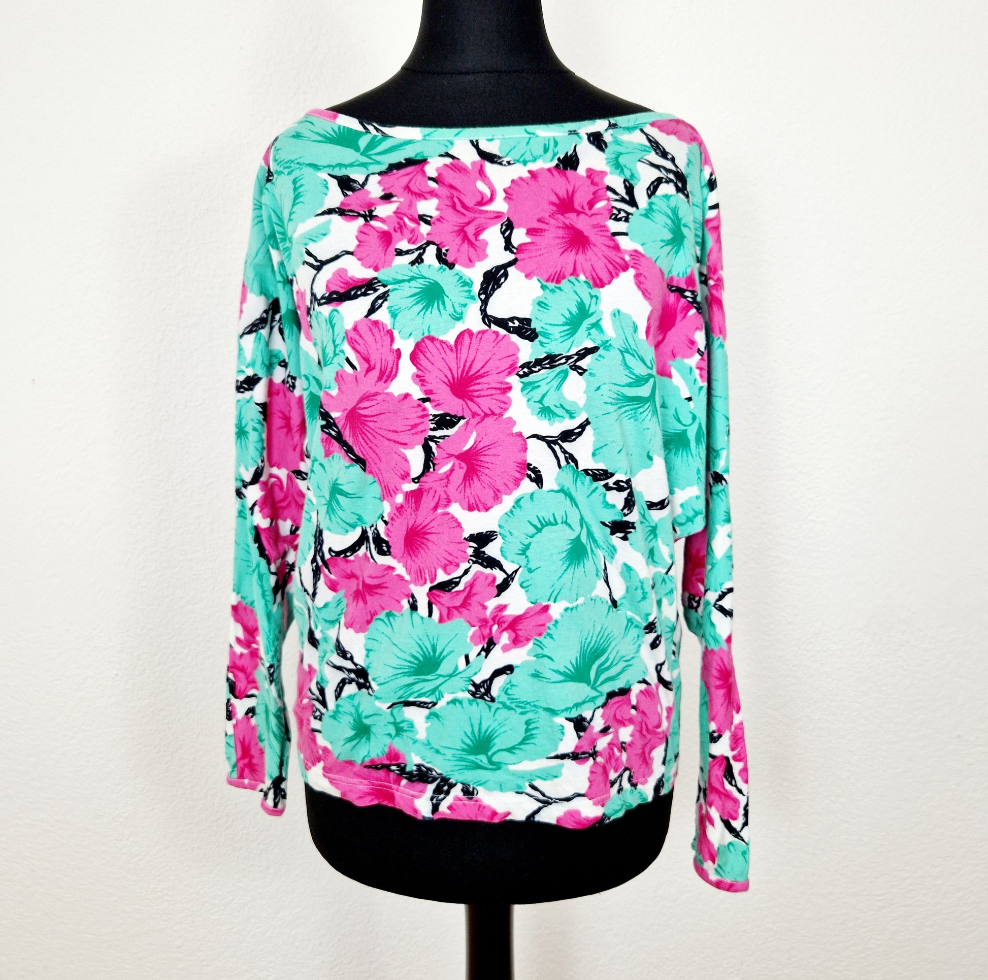 Einzigartiges und nachhaltiges Vintage Shirt in grün-pink-weiss mit Blumen. Unique and sustainable vintage shirt in green-pink-white with flowers. Front.