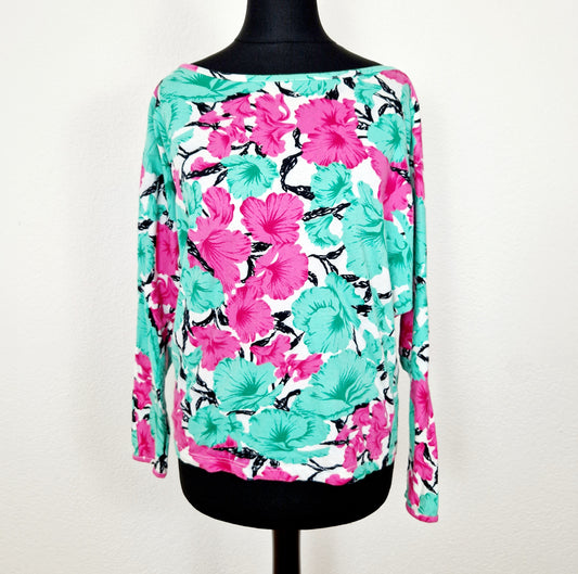 Einzigartiges und nachhaltiges Vintage Shirt in grün-pink-weiss mit Blumen. Unique and sustainable vintage shirt in green-pink-white with flowers. Front.