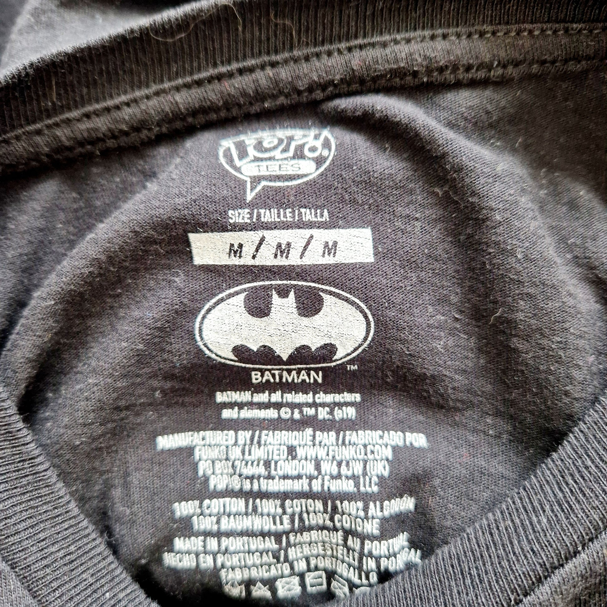Einzigartiges und nachhaltiges Vintage T-Shirt in schwarz-rot-weiss mit Harley Quinn. Tag.