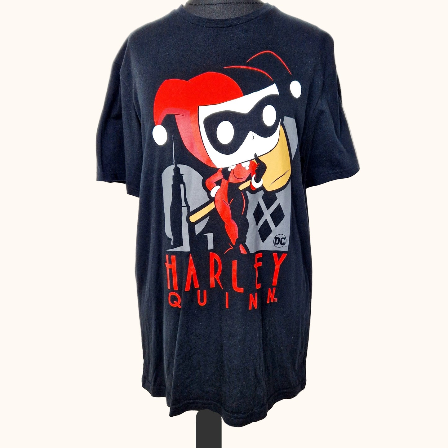 Einzigartiges und nachhaltiges Vintage T-Shirt in schwarz-rot-weiss mit Harley Quinn. Front.
