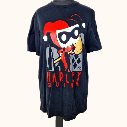 Einzigartiges und nachhaltiges Vintage T-Shirt in schwarz-rot-weiss mit Harley Quinn. Front.