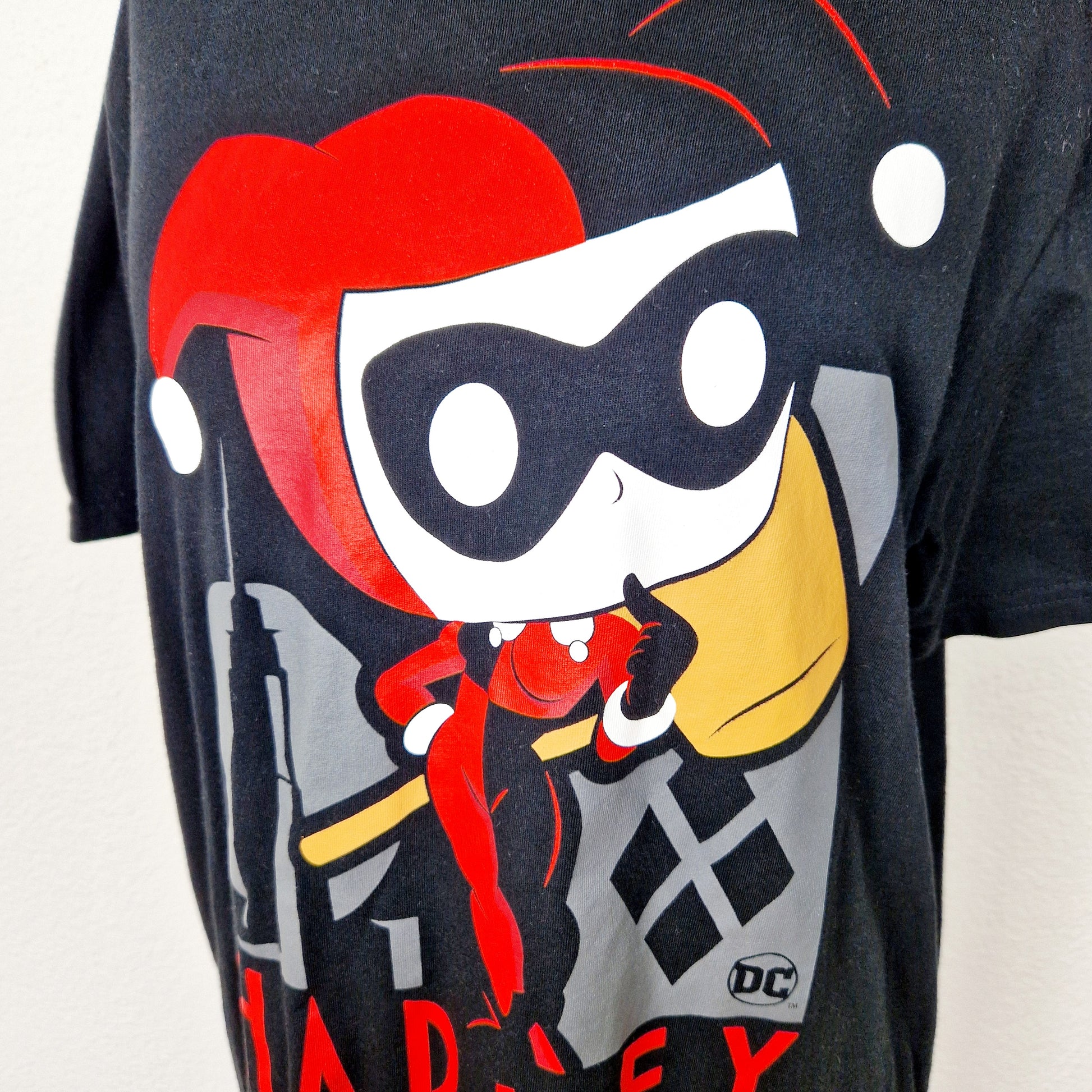 Einzigartiges und nachhaltiges Vintage T-Shirt in schwarz-rot-weiss mit Harley Quinn. Close-up.