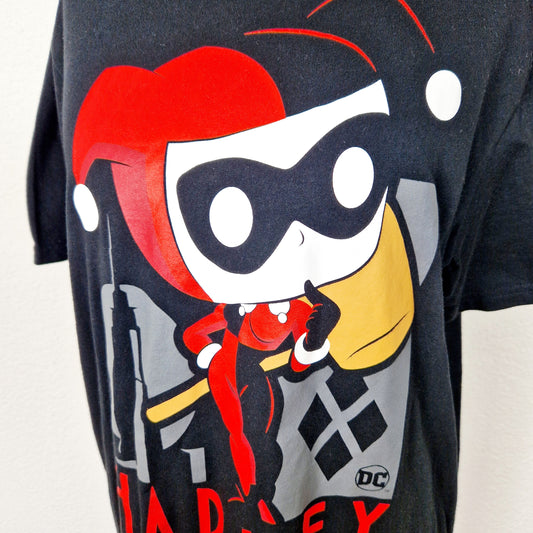 Einzigartiges und nachhaltiges Vintage T-Shirt in schwarz-rot-weiss mit Harley Quinn. Close-up.