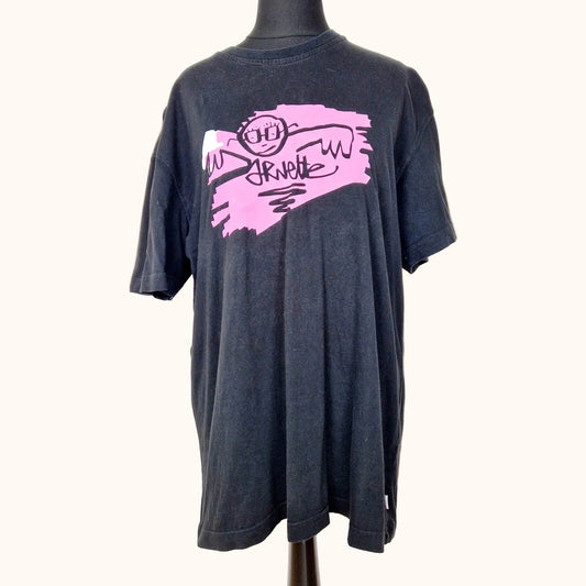 Einzigartiges und nachhaltiges Vintage T-Shirt in schwarz-pink-weiss mit einer Person mit Brille. Front.