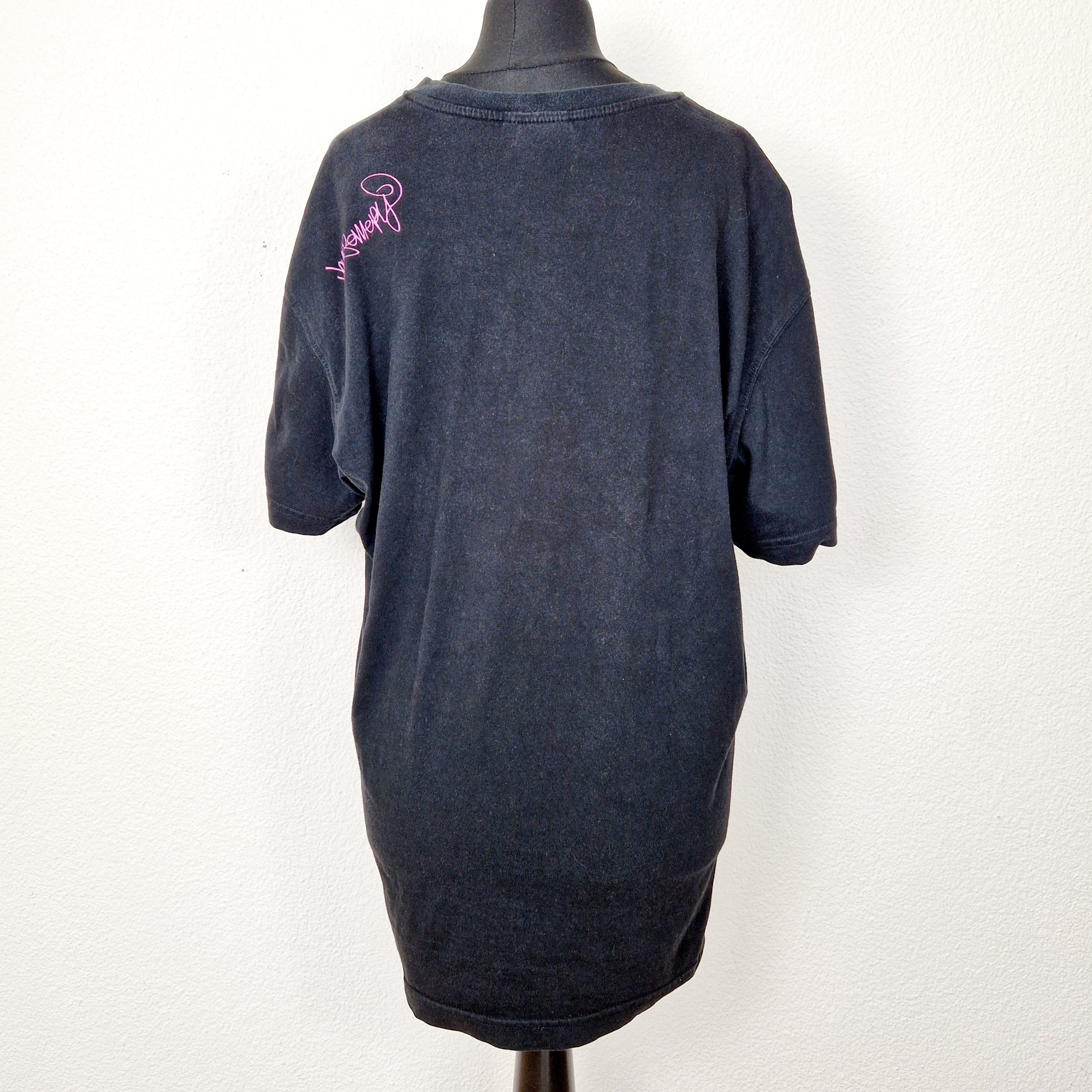 Einzigartiges und nachhaltiges Vintage T-Shirt in schwarz-pink-weiss mit einer Person mit Brille. Back.