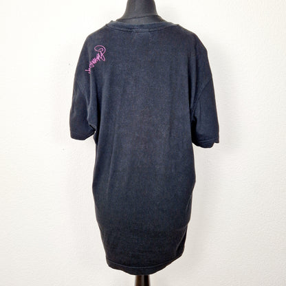 Einzigartiges und nachhaltiges Vintage T-Shirt in schwarz-pink-weiss mit einer Person mit Brille. Back.