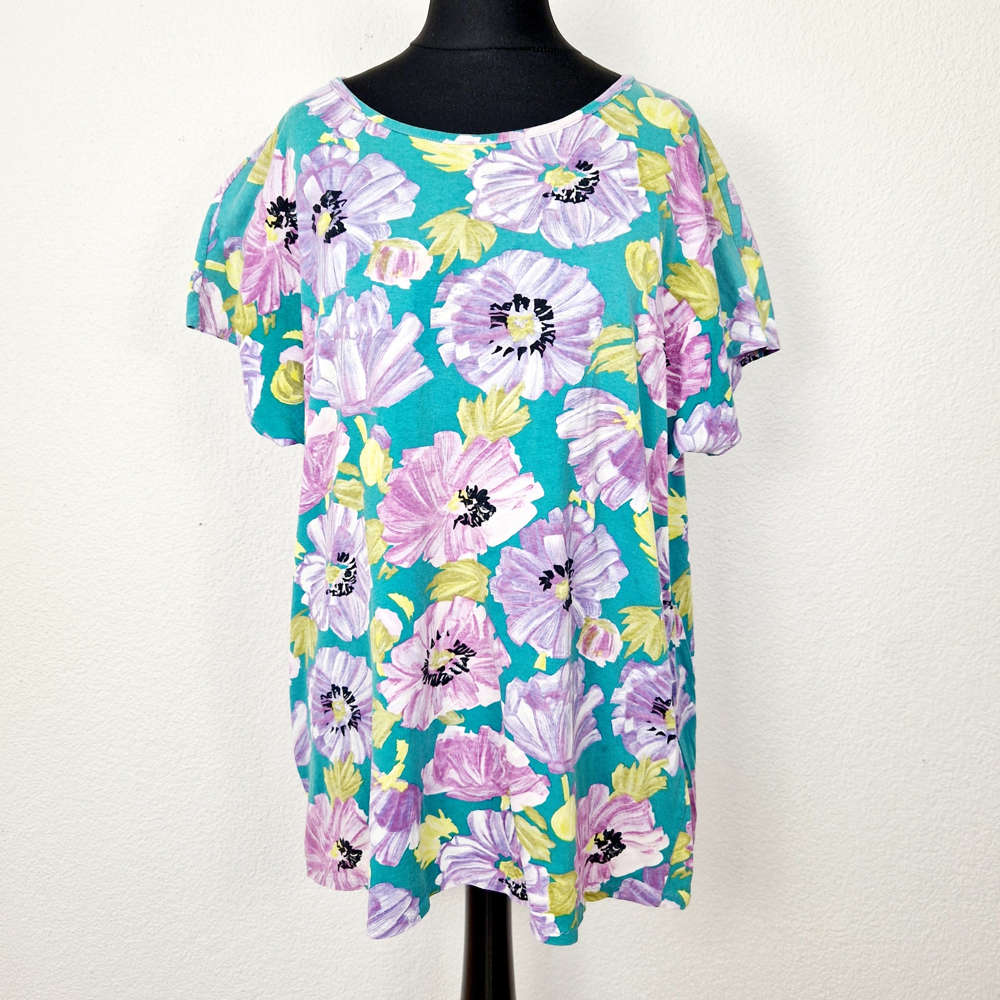 Einzigartiges und nachhaltiges Vintage T-Shirt in türkis-lila-gelb mit Blumen. Unique and sustainable vintage t-shirt in turqouis-purple-yellow with flowers. Front. 