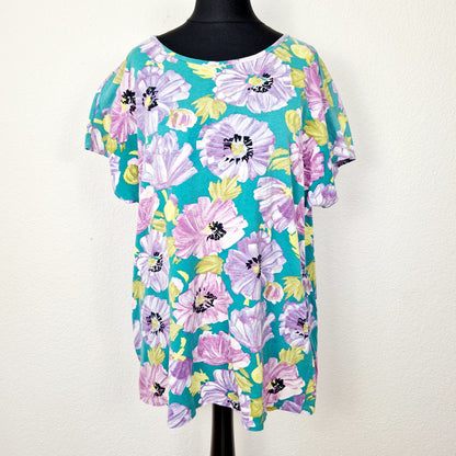 Einzigartiges und nachhaltiges Vintage T-Shirt in türkis-lila-gelb mit Blumen. Unique and sustainable vintage t-shirt in turqouis-purple-yellow with flowers. Front. 