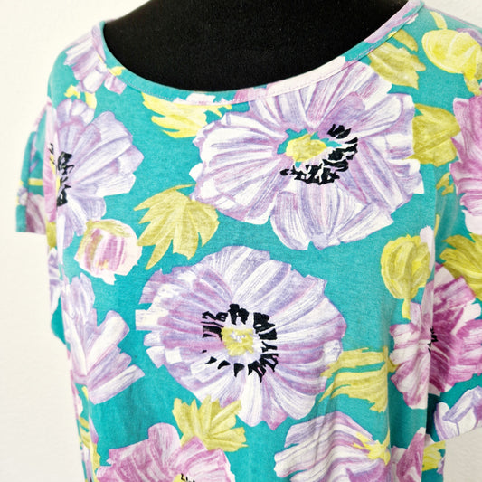 Einzigartiges und nachhaltiges Vintage T-Shirt in türkis-lila-gelb mit Blumen. Unique and sustainable vintage t-shirt in turqouis-purple-yellow with flowers. Close-up.