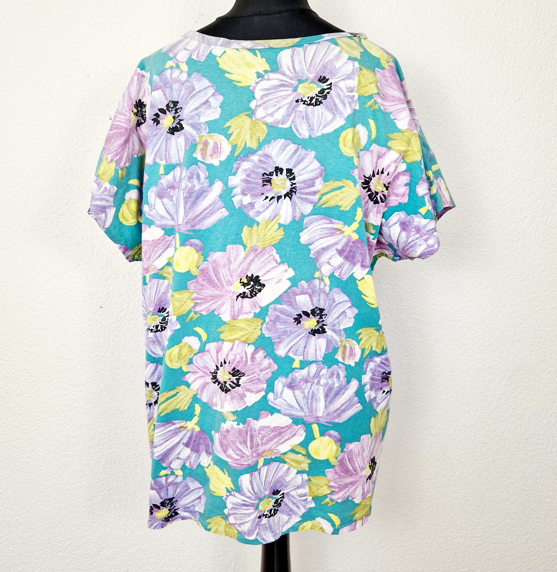 Einzigartiges und nachhaltiges Vintage T-Shirt in türkis-lila-gelb mit Blumen. Unique and sustainable vintage t-shirt in turqouis-purple-yellow with flowers. Back.