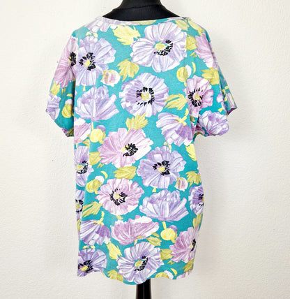 Einzigartiges und nachhaltiges Vintage T-Shirt in türkis-lila-gelb mit Blumen. Unique and sustainable vintage t-shirt in turqouis-purple-yellow with flowers. Back.