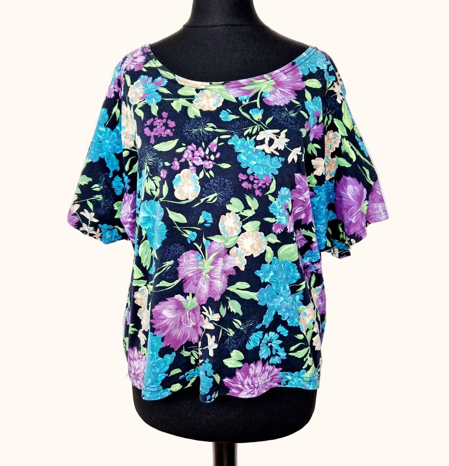 Einzigartiges und nachhaltiges Vintage T-Shirt in schwarz-violett-türkis mit Blumen. Front.