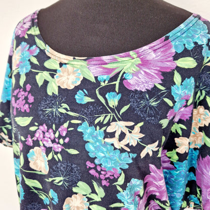 Einzigartiges und nachhaltiges Vintage T-Shirt in schwarz-violett-türkis mit Blumen. Close-up.
