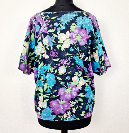 Einzigartiges und nachhaltiges Vintage T-Shirt in schwarz-violett-türkis mit Blumen. Back.