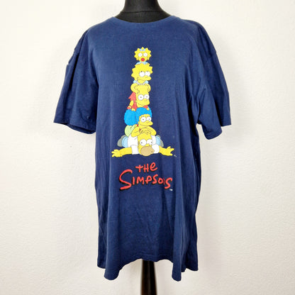 Einzigartiges und nachhaltiges Vintage T-Shirt in dunkelblau mit den Simpsons. Unique and sustainable vintage t-shirt in darkblue with the simpsons. Front.