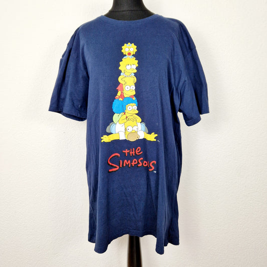 Einzigartiges und nachhaltiges Vintage T-Shirt in dunkelblau mit den Simpsons. Unique and sustainable vintage t-shirt in darkblue with the simpsons. Front.