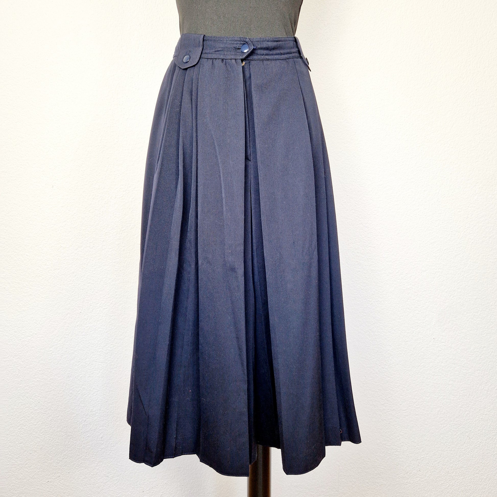 Einzigartige und nachhaltige Vintage Culotte in dunkelblau. Unique and sustainable vintage culotte in dark blue. Front.