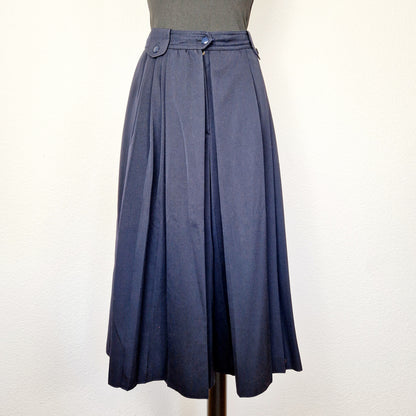 Einzigartige und nachhaltige Vintage Culotte in dunkelblau. Unique and sustainable vintage culotte in dark blue. Front.