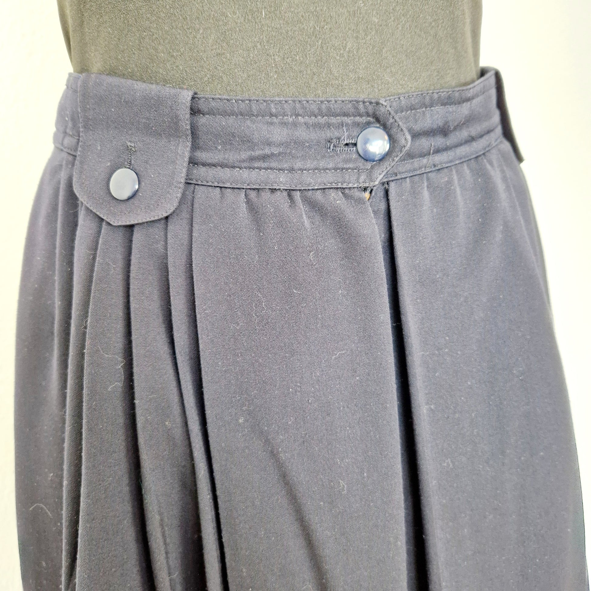 Einzigartige und nachhaltige Vintage Culotte in dunkelblau. Unique and sustainable vintage culotte in dark blue. Close-up.