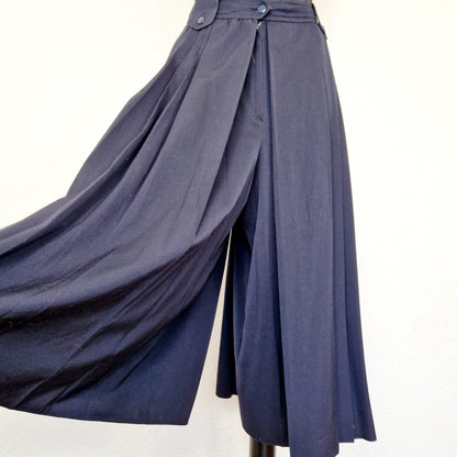 Einzigartige und nachhaltige Vintage Culotte in dunkelblau. Unique and sustainable vintage culotte in dark blue. Trousers legs.