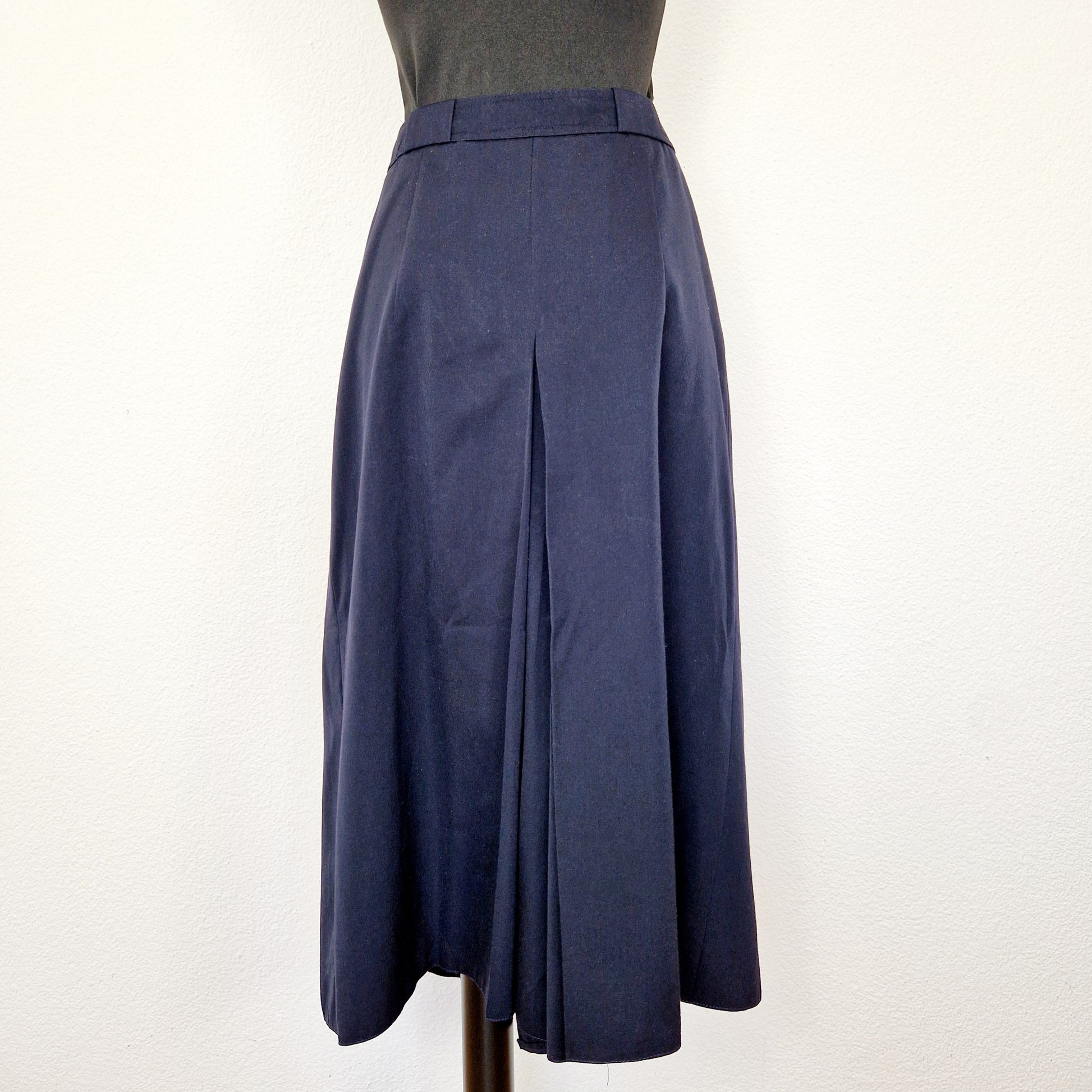 Einzigartige und nachhaltige Vintage Culotte in dunkelblau. Unique and sustainable vintage culotte in dark blue. Back.