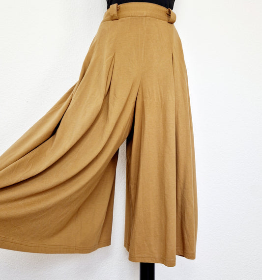 Einzigartige und nachhaltige Vintage culotte in braun. Unique and sustainable vintage culottes in brown. Pants leg.
