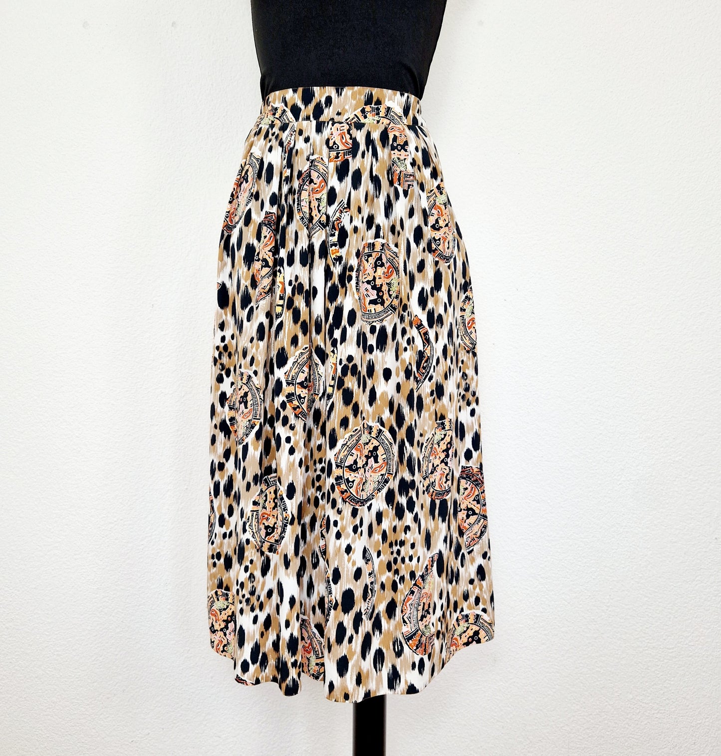 Einzigartiger und nachhaltiger Vintage Hosenrock mit Leo-Muster. Unique and sustainable vintage culottes with  leo pattern. Front.